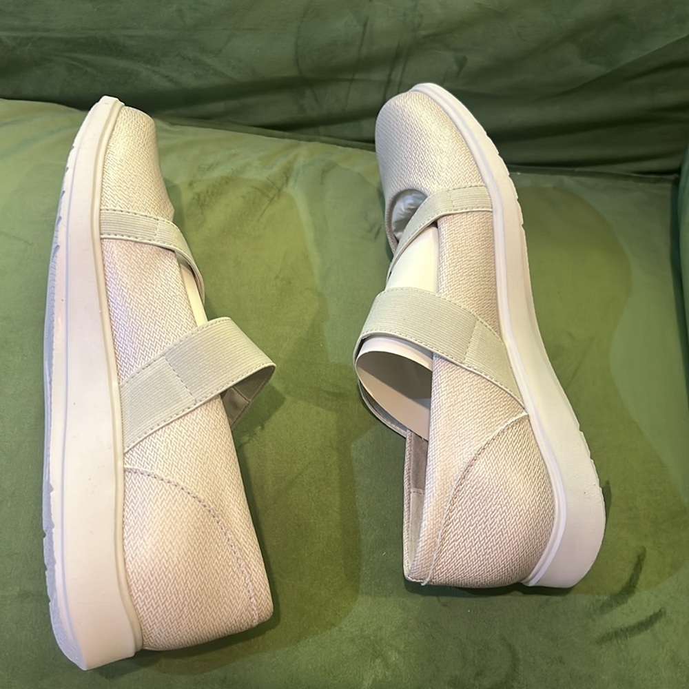 Munro Cass Taupe Nubuck - Picture 6 of 8